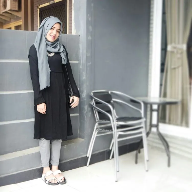 Tampil dengan Mini Dress Itu Tetap Bisa Sopan, Asal 10 Style Hijab Ini Kamu Tirukan 20