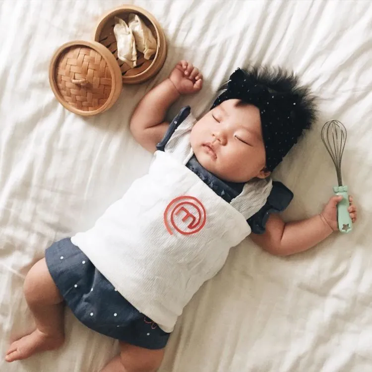 Cek 20 Foto Bayi Super Imut yang Lagi Dikerjain Sama Ibunya Ini, Bahagianya Mendandani Anak Sendiri 22