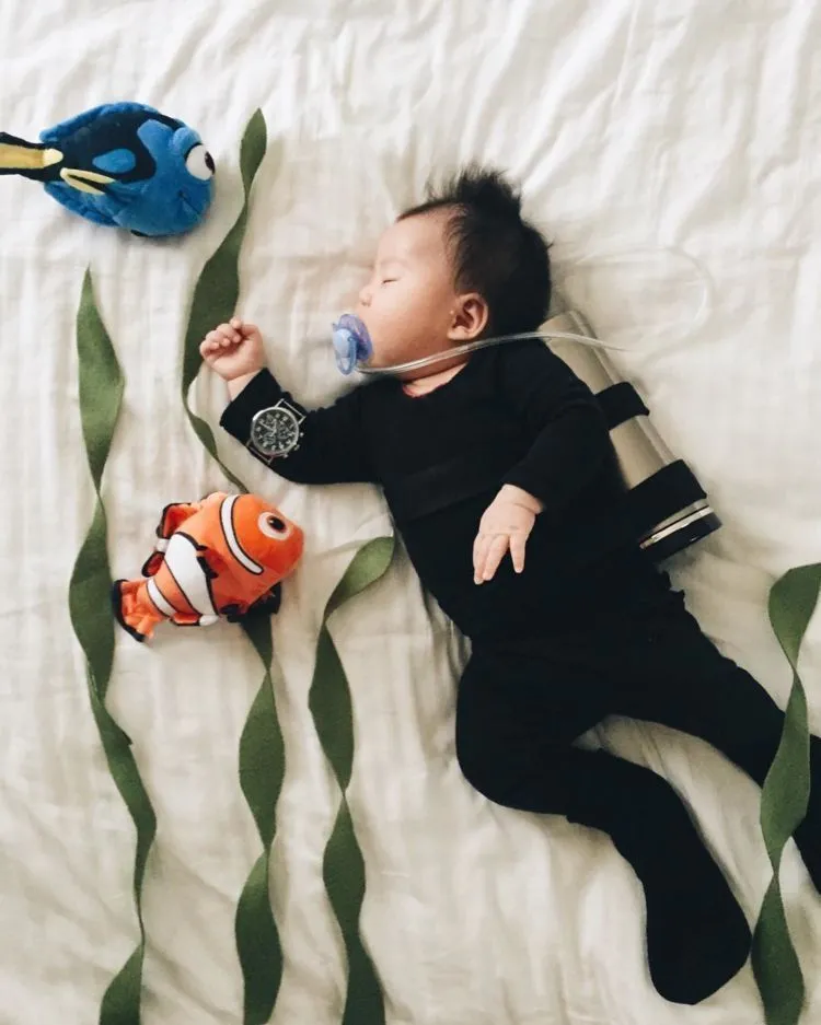 Cek 20 Foto Bayi Super Imut yang Lagi Dikerjain Sama Ibunya Ini, Bahagianya Mendandani Anak Sendiri 21