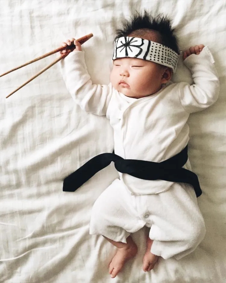Cek 20 Foto Bayi Super Imut yang Lagi Dikerjain Sama Ibunya Ini, Bahagianya Mendandani Anak Sendiri 23