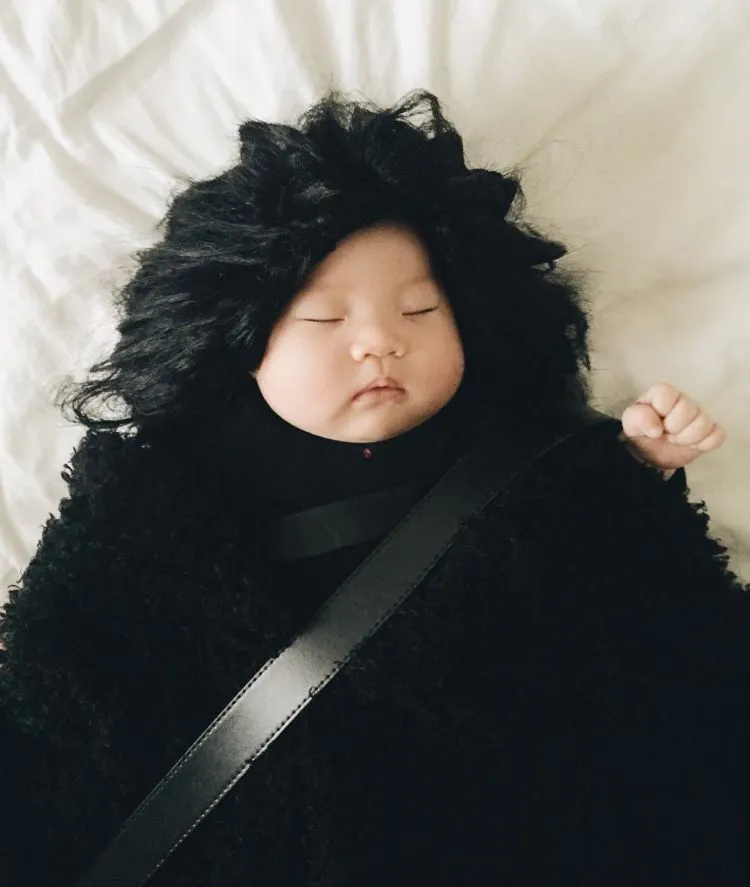 Cek 20 Foto Bayi Super Imut yang Lagi Dikerjain Sama Ibunya Ini, Bahagianya Mendandani Anak Sendiri 22