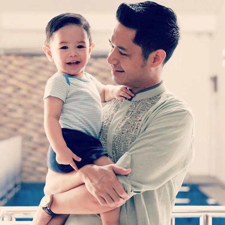 12 Foto Bapak-Anak yang Harmonis Ini Bikin Adem Jasmani Rohani, Pengen Daftar Jadi Ibunya Deh ~ 20