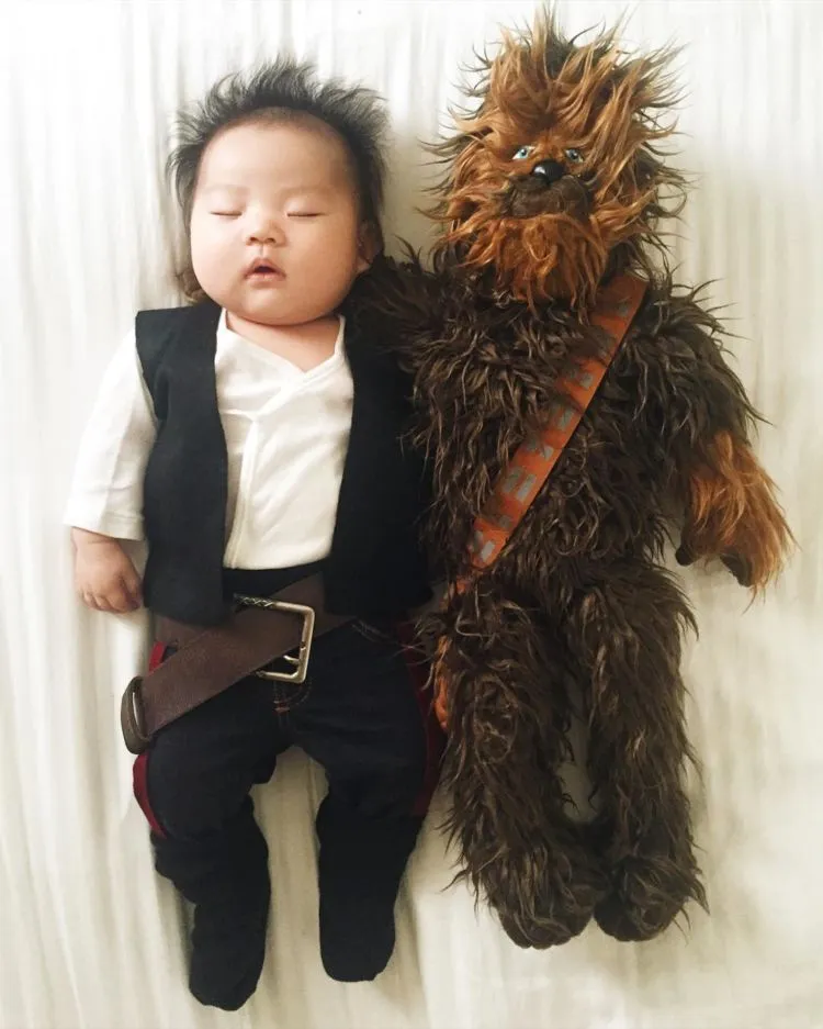Cek 20 Foto Bayi Super Imut yang Lagi Dikerjain Sama Ibunya Ini, Bahagianya Mendandani Anak Sendiri 28