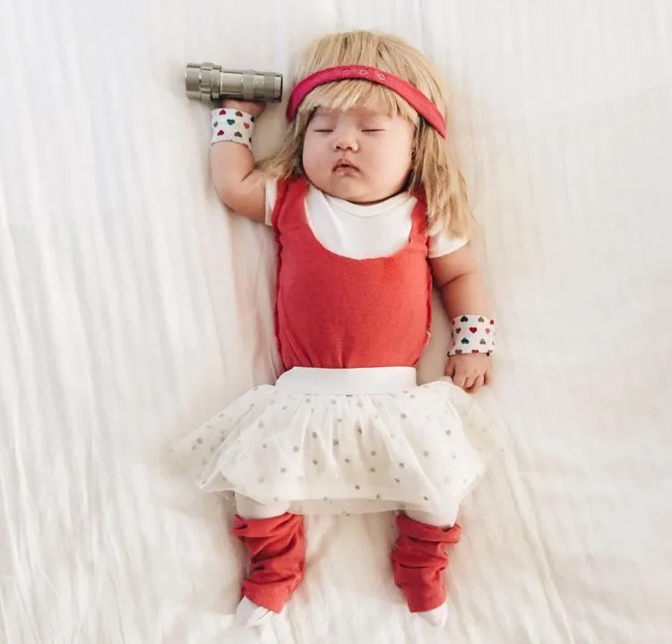 Cek 20 Foto Bayi Super Imut yang Lagi Dikerjain Sama Ibunya Ini, Bahagianya Mendandani Anak Sendiri 25