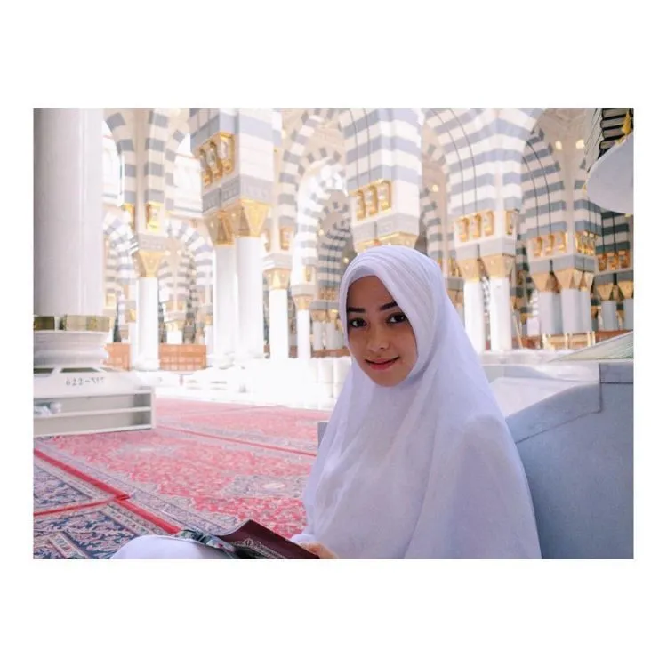 Sesama Suka Dibilang Tampil Terlalu Dewasa, Lebih Cakep Nikita Willy atau Ariel Tatum? 31