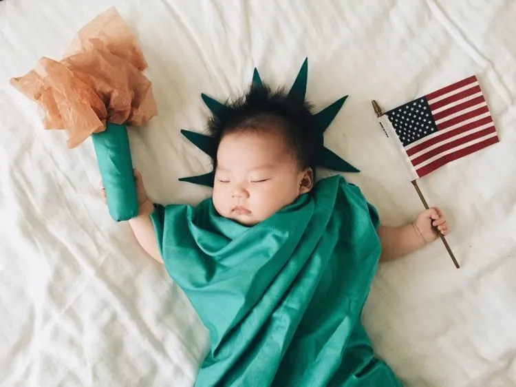 Cek 20 Foto Bayi Super Imut yang Lagi Dikerjain Sama Ibunya Ini, Bahagianya Mendandani Anak Sendiri 27