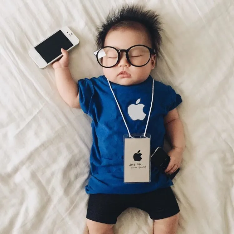 Cek 20 Foto Bayi Super Imut yang Lagi Dikerjain Sama Ibunya Ini, Bahagianya Mendandani Anak Sendiri 26