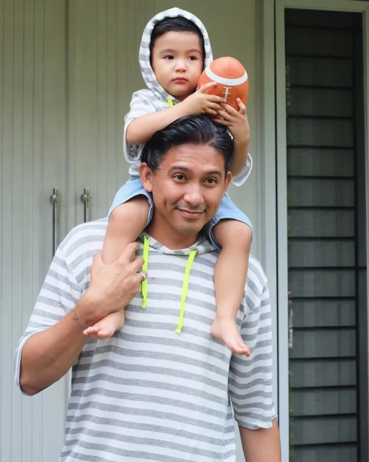 12 Foto Bapak-Anak yang Harmonis Ini Bikin Adem Jasmani Rohani, Pengen Daftar Jadi Ibunya Deh ~ 16