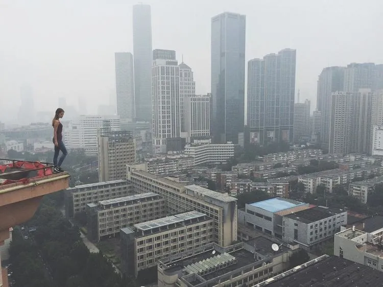 Angela Nikolau, Cewek Penantang Maut yang Hobi Selfie di Gedung Pencakar Langit! Serem Deh Liatnya 16