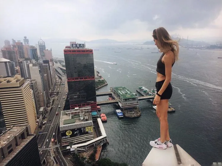 Angela Nikolau, Cewek Penantang Maut yang Hobi Selfie di Gedung Pencakar Langit! Serem Deh Liatnya 19