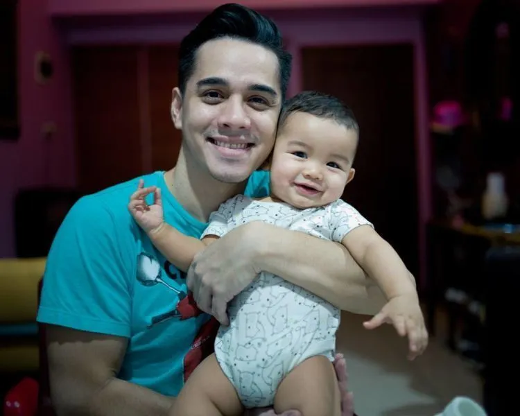 12 Foto Bapak-Anak yang Harmonis Ini Bikin Adem Jasmani Rohani, Pengen Daftar Jadi Ibunya Deh ~ 21