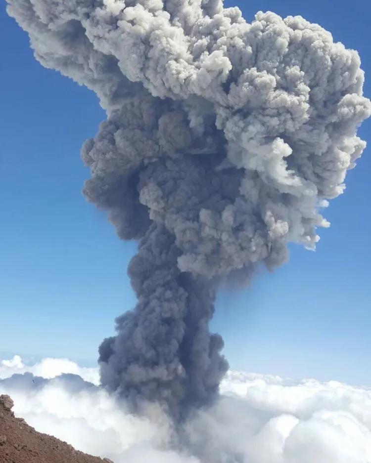 Gunung Barujari di Rinjani Meletus. Pendaki Panik Jelang 17 Agustus! 6