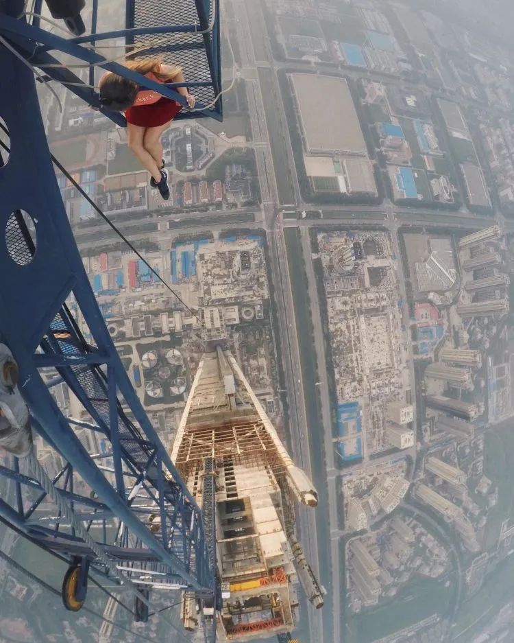 Angela Nikolau, Cewek Penantang Maut yang Hobi Selfie di Gedung Pencakar Langit! Serem Deh Liatnya 21