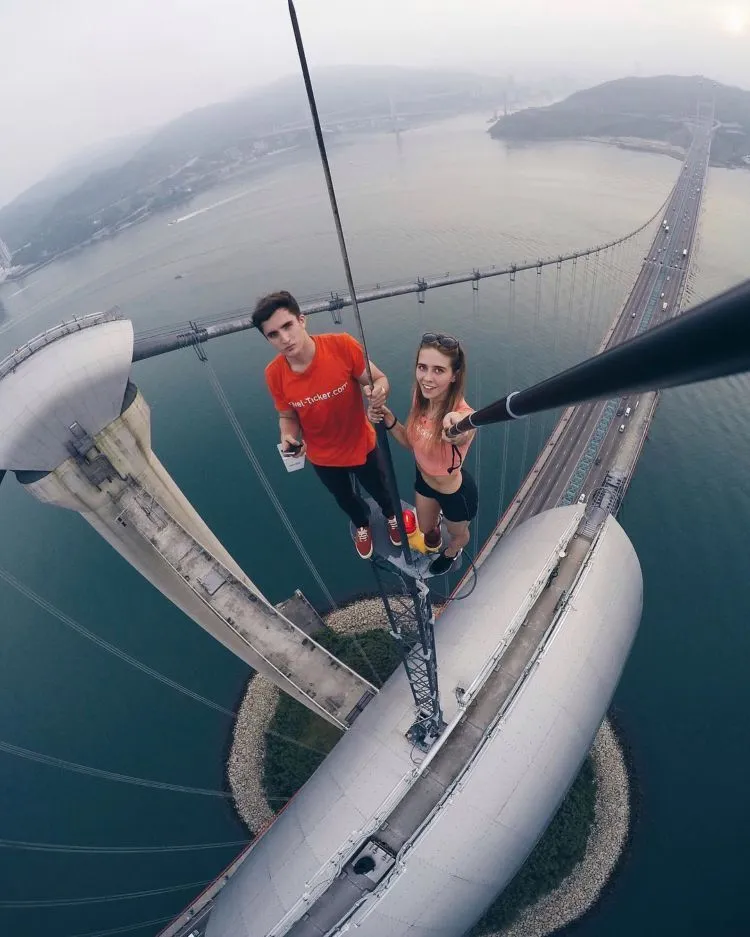 Angela Nikolau, Cewek Penantang Maut yang Hobi Selfie di Gedung Pencakar Langit! Serem Deh Liatnya 17