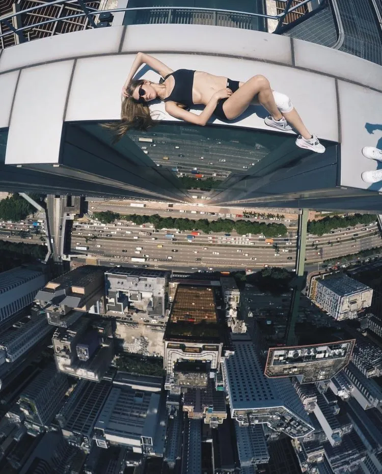 Angela Nikolau, Cewek Penantang Maut yang Hobi Selfie di Gedung Pencakar Langit! Serem Deh Liatnya 18