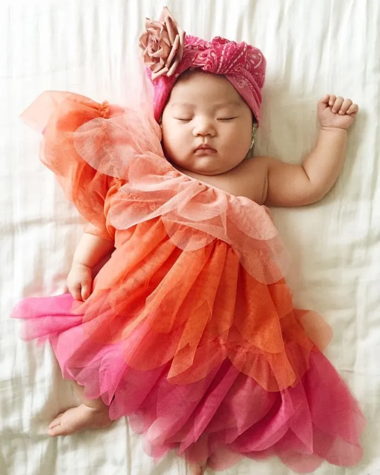 Cek 20 Foto Bayi Super Imut yang Lagi Dikerjain Sama Ibunya Ini, Bahagianya Mendandani Anak Sendiri 30