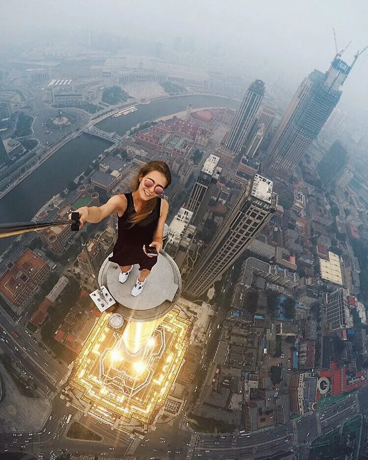 Angela Nikolau, Cewek Penantang Maut yang Hobi Selfie di Gedung Pencakar Langit! Serem Deh Liatnya 17