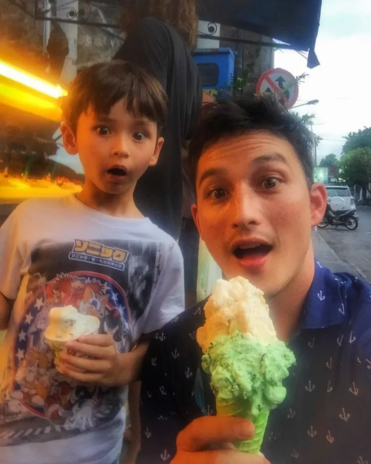 12 Foto Bapak-Anak yang Harmonis Ini Bikin Adem Jasmani Rohani, Pengen Daftar Jadi Ibunya Deh ~ 19