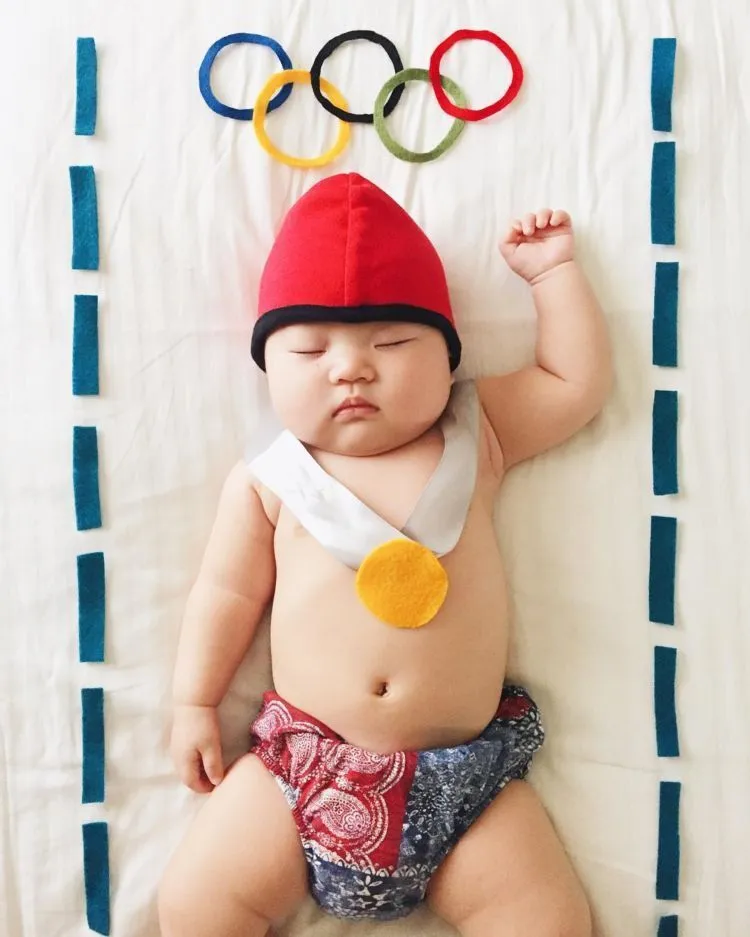 Cek 20 Foto Bayi Super Imut yang Lagi Dikerjain Sama Ibunya Ini, Bahagianya Mendandani Anak Sendiri 36