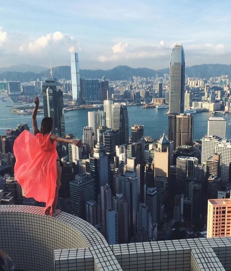 Angela Nikolau, Cewek Penantang Maut yang Hobi Selfie di Gedung Pencakar Langit! Serem Deh Liatnya 20