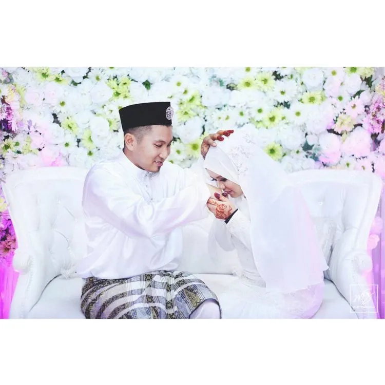 Kalau Sudah Halal, Mau Pose Mesra Bareng Pasangan Seperti 15 Foto Ini Pun Nggak Masalah 21