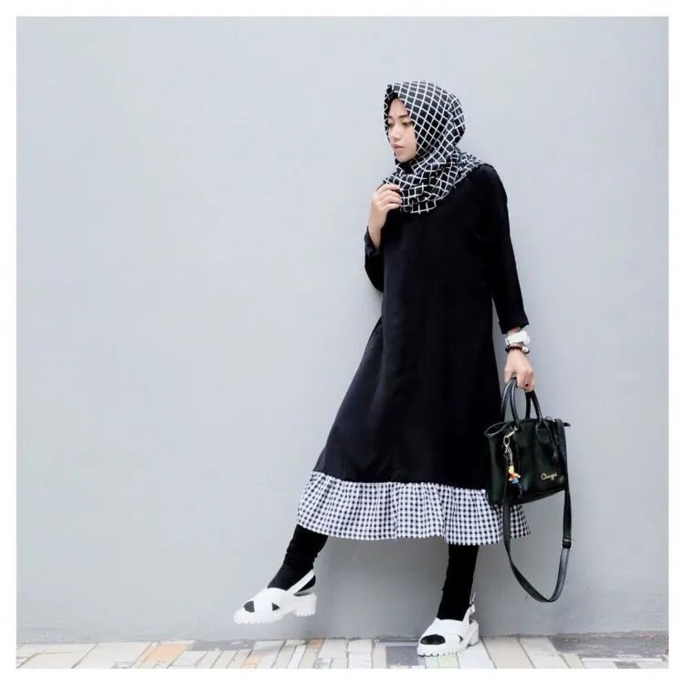 Kamu yang Ingin Tampil Berhijab Syar'i Tanpa Tapi, Jangan Sampai Salah Padu Padan Kaos Kaki 28