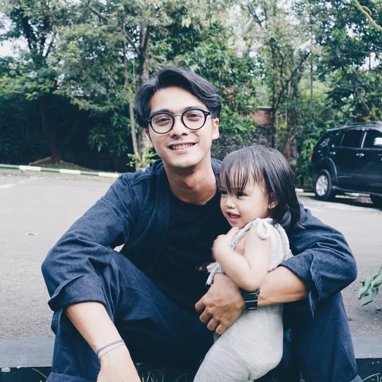 12 Foto Bapak-Anak yang Harmonis Ini Bikin Adem Jasmani Rohani, Pengen Daftar Jadi Ibunya Deh ~ 13