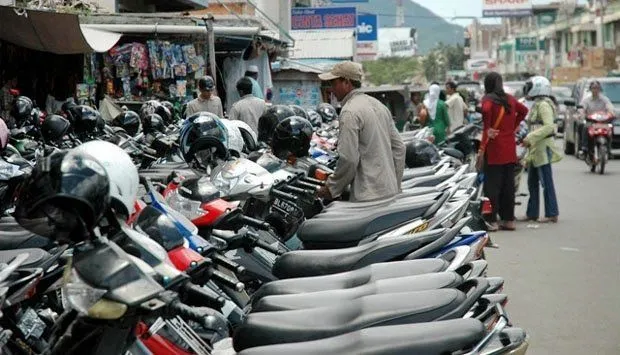 Tipe-tipe Tukang Parkir yang Ada di Indonesia. Kamu Pasti Hafal Banget Sama Tingkah Laku Mereka! 10