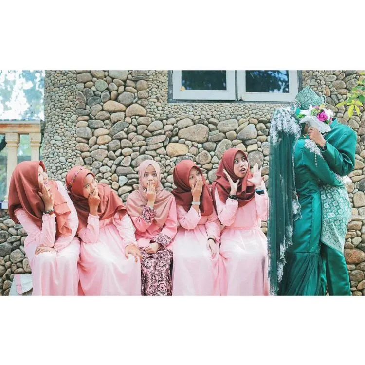 Kalau Sudah Halal, Mau Pose Mesra Bareng Pasangan Seperti 15 Foto Ini Pun Nggak Masalah 30