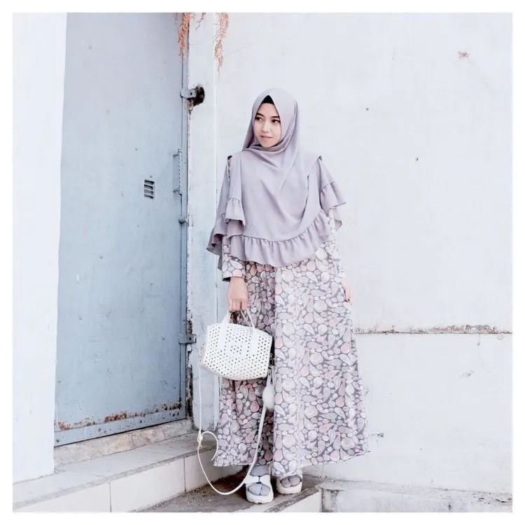 Kamu yang Ingin Tampil Berhijab Syar'i Tanpa Tapi, Jangan Sampai Salah Padu Padan Kaos Kaki 27