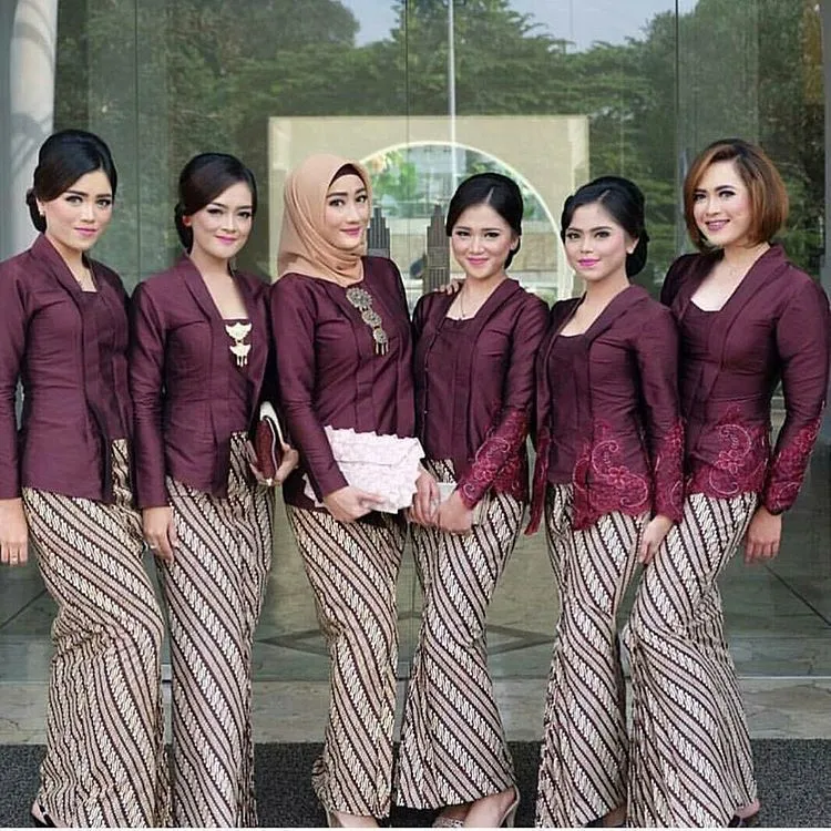 18 Inspirasi Kebaya Pagar Ayu. Biar di Kondangan Semakin Dekat Jodohmu 35