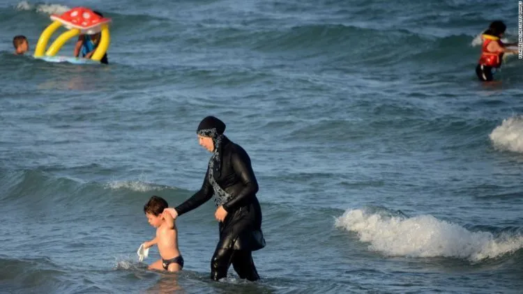 Polisi Memaksa Muslimah Lepas Burkini saat Liburan di Pantai. Bukti Prancis Makin Rasis kepada Islam! 6