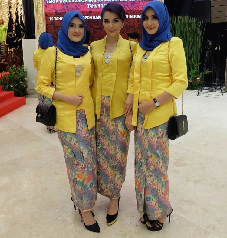 18 Inspirasi Kebaya Pagar Ayu. Biar di Kondangan Semakin Dekat Jodohmu 36