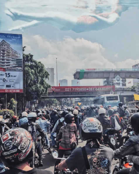 Lagi Tren di Indonesia Nih, Foto-Foto Kece Ala Video Musik 'Up & Up' Coldplay! 27
