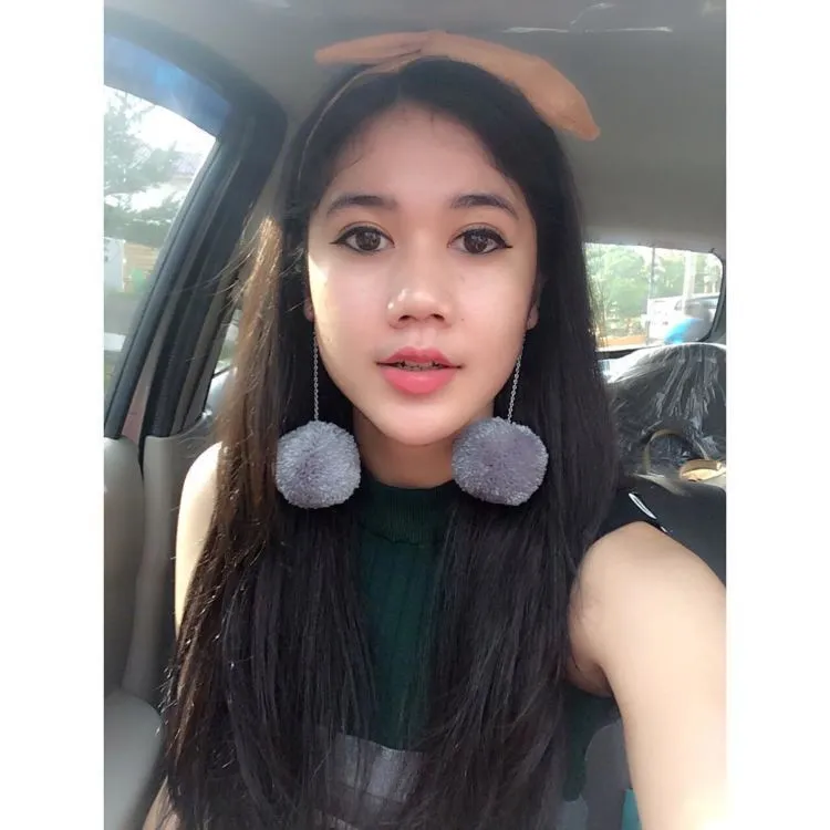 Anting Pompom Ampuh Menjawab Kegelisahan Para Cewek untuk Tampil Keren dan Kekinian 15