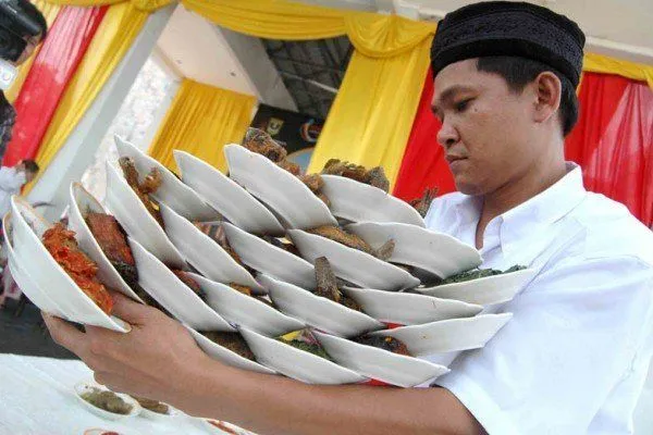 Mengapa Warung Makan Padang Ada di Seluruh Penjuru Indonesia? Ini Nih Alasannya! 9