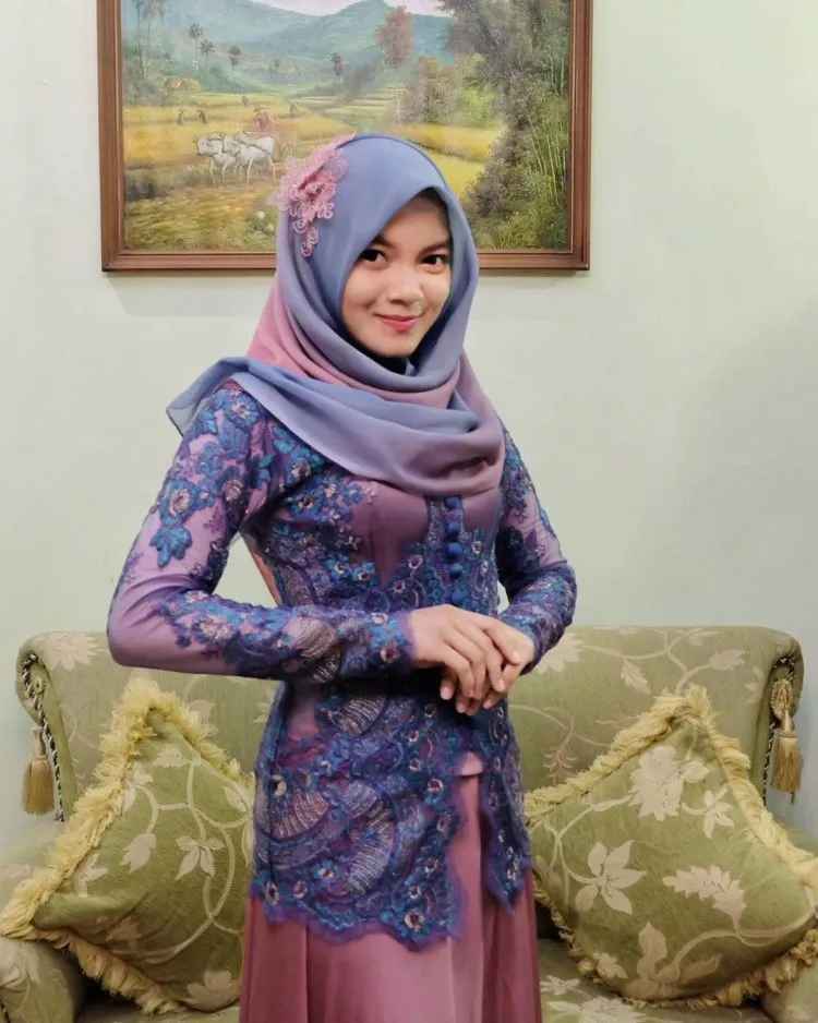 Cara Pakai Kebaya untuk Hijaber. Nggak Ketat, Menutup Dada, dan Tetap Santun Dilihat 7