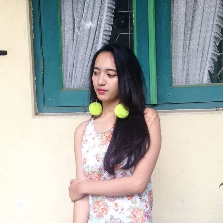 Anting Pompom Ampuh Menjawab Kegelisahan Para Cewek untuk Tampil Keren dan Kekinian 16