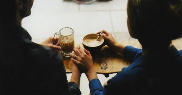 Dari Minuman Kesukaannya, Kebiasaan Sampai Cara Ngobrol Pasanganmu Bisa Ditebak! 11