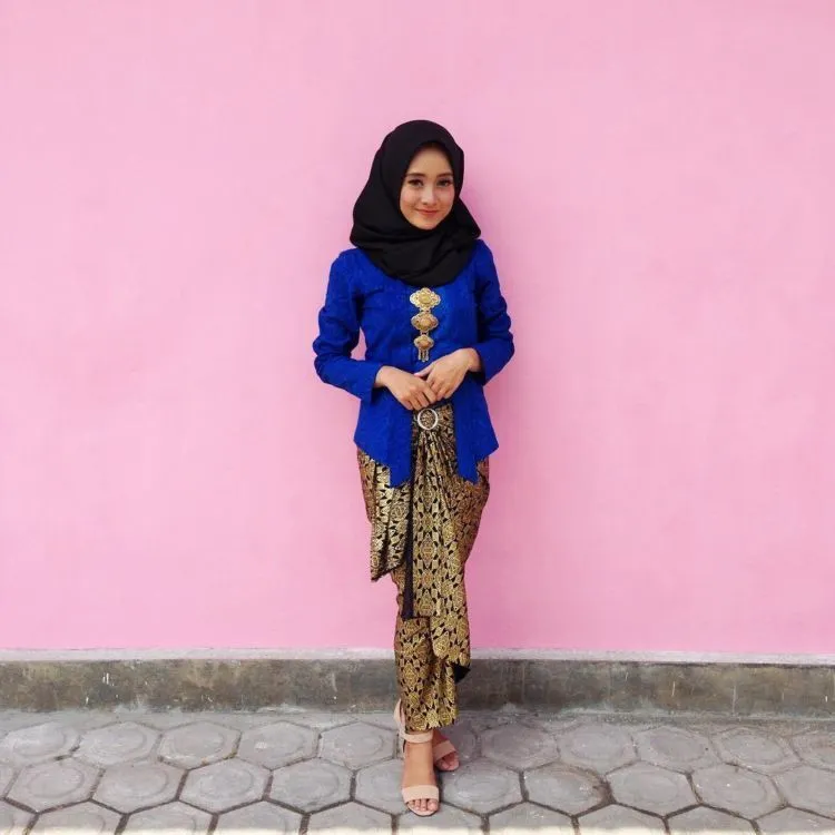 9 Inpirasi Kebaya Kutu Baru, demi Tampilan Cantik di Hari Wisudamu 12