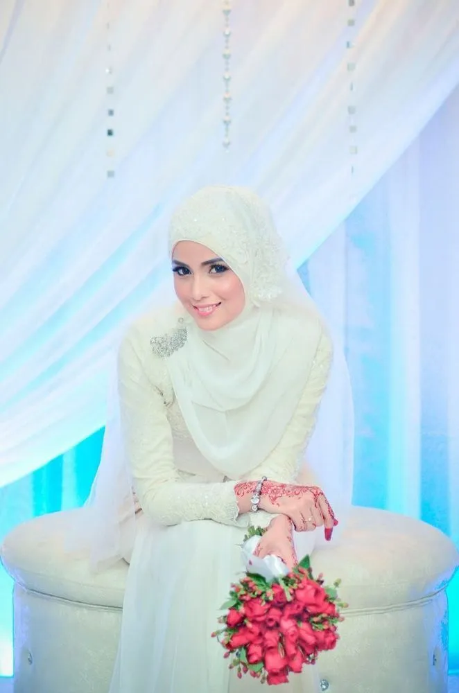 15 Inspirasi Gaun Pernikahan Syar'i Simple tapi Elegan 18