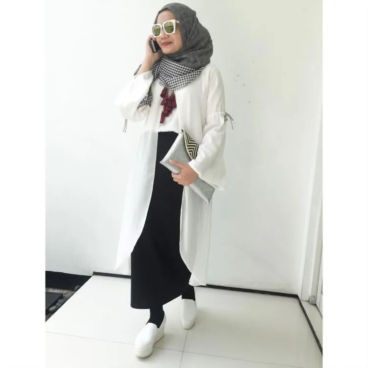 Kamu yang Ingin Tampil Berhijab Syar'i Tanpa Tapi, Jangan Sampai Salah Padu Padan Kaos Kaki 16