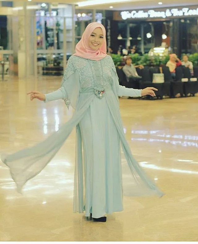 Cara Pakai Kebaya untuk Hijaber. Nggak Ketat, Menutup Dada, dan Tetap Santun Dilihat 8
