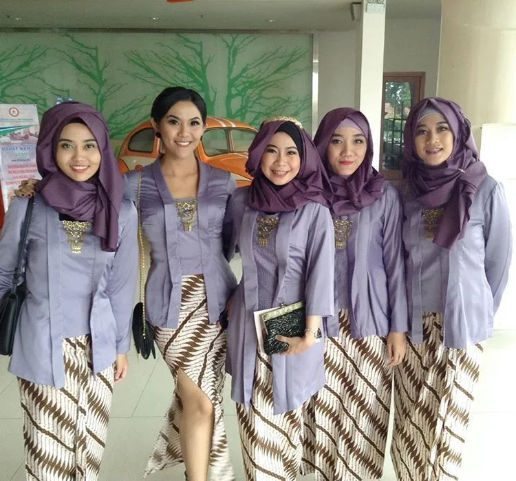 18 Inspirasi Kebaya Pagar Ayu. Biar di Kondangan Semakin Dekat Jodohmu 23