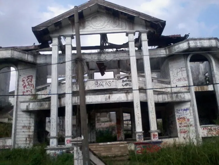 Arek Suroboyo, Kamu Udah Nggak Asing Kan Dengan Rumah Hantu Darmo? Rumah Paling Horor di Surabaya! 13