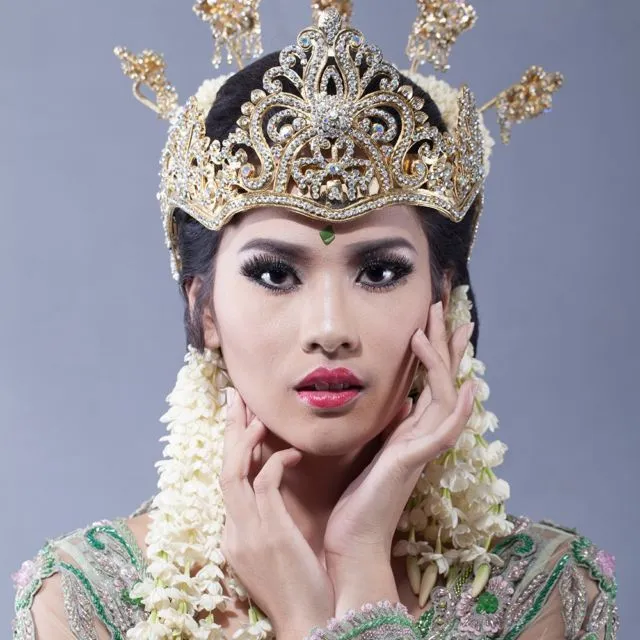 Meski Berat dan Bikin Pusing, 9 Mahkota Pengantin Adat ini Memang Bikin Anggun dan Elegan 11