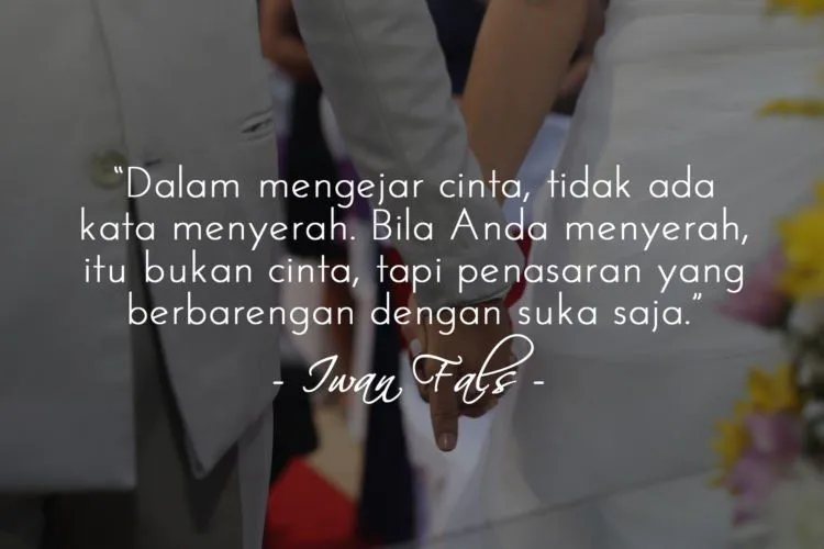 15 Petikan Lirik Lagu Iwan Fals yang Bikin Nyesek. Biar Kamu Lebih Bisa Menghormati Rasa Rindu 20