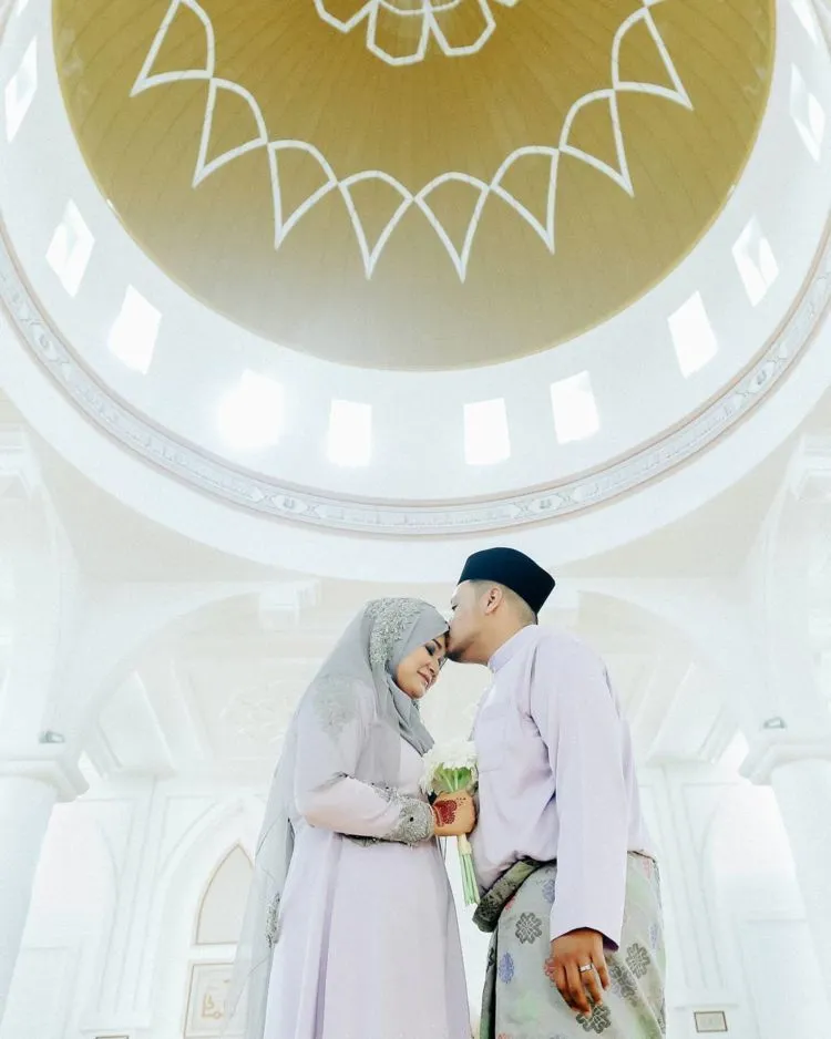 Kalau Sudah Halal, Mau Pose Mesra Bareng Pasangan Seperti 15 Foto Ini Pun Nggak Masalah 17