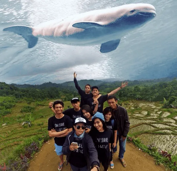 Lagi Tren di Indonesia Nih, Foto-Foto Kece Ala Video Musik 'Up & Up' Coldplay! 30