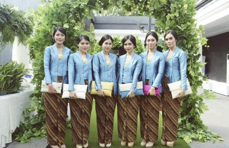 18 Inspirasi Kebaya Pagar Ayu. Biar di Kondangan Semakin Dekat Jodohmu 24
